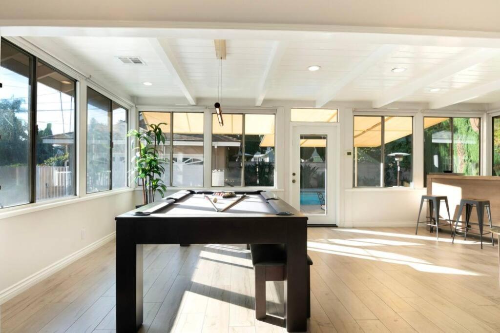 Large Home With Pool + Jacuzzi Лос Анджелис Екстериор снимка