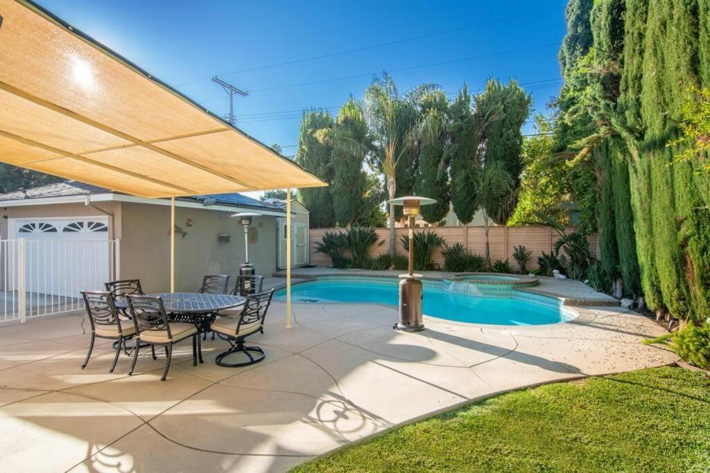 Large Home With Pool + Jacuzzi Лос Анджелис Екстериор снимка